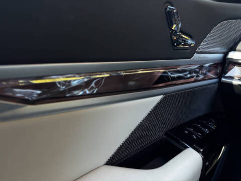 2023 BMW 7 Series 740i