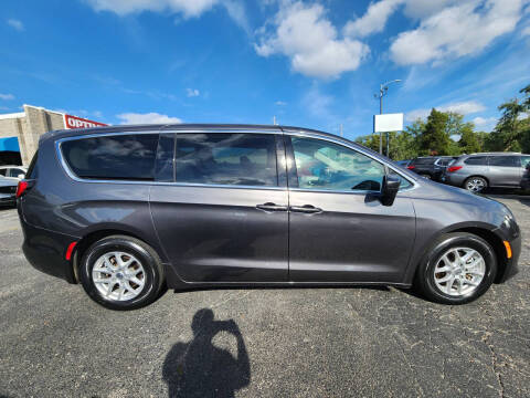 2022 Chrysler Voyager LX
