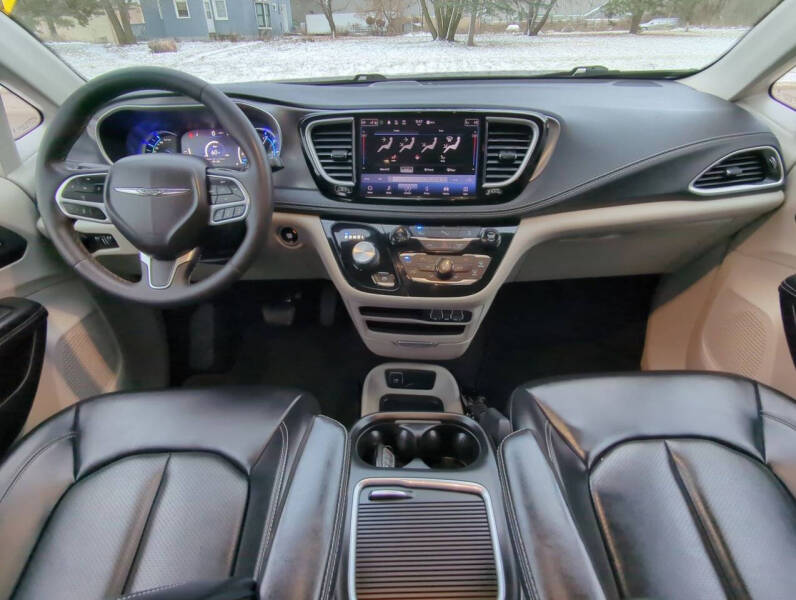 2023 Chrysler Pacifica Plug-In Hybrid Touring L