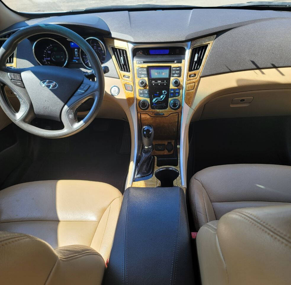 2011 HYUNDAI Sonata Sedan - $9,900