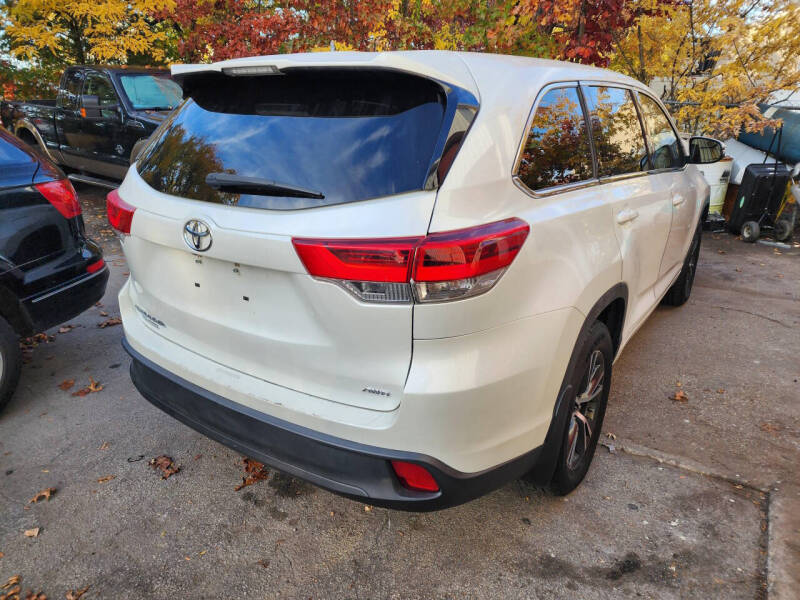 2018 Toyota Highlander LE photo 5