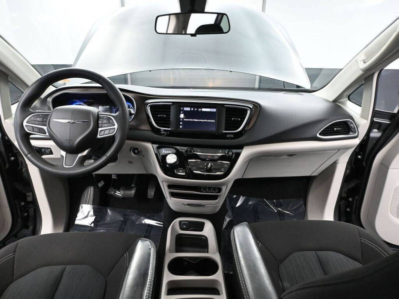 2022 Chrysler Voyager LX