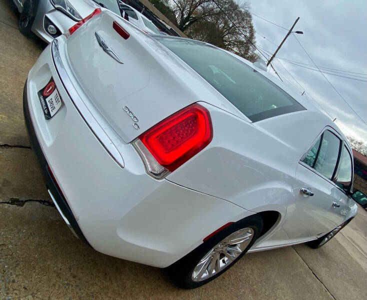 2017 Chrysler 300 C photo 10