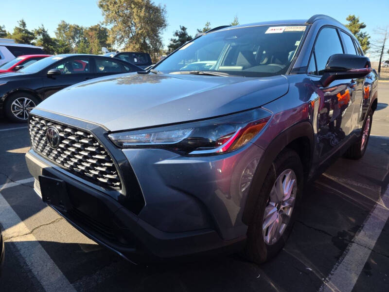 2025 Toyota Corolla Cross LE's photo