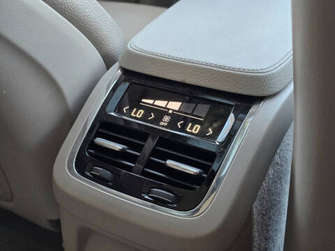 2016 Volvo XC90 T8 eAWD Momentum