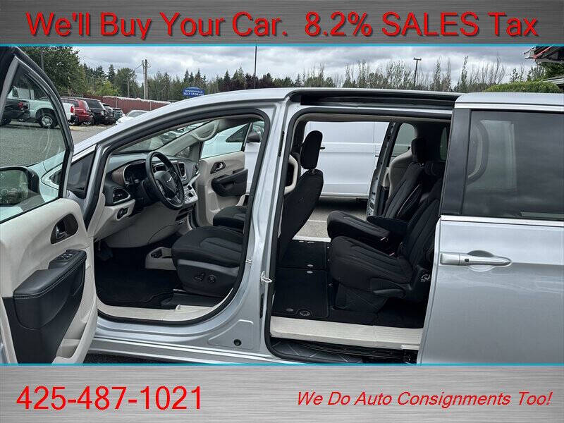 2022 Chrysler Voyager LX