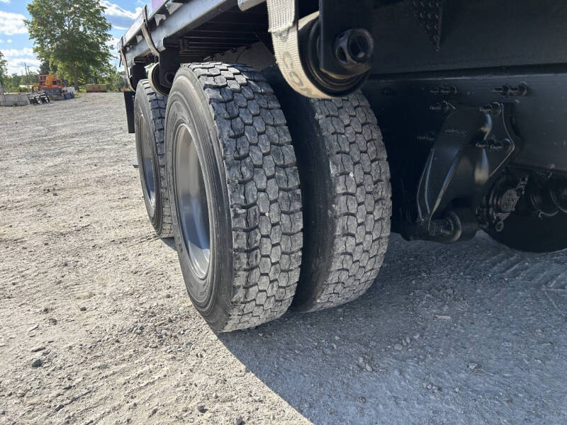 2017 Freightliner M2106 Truck