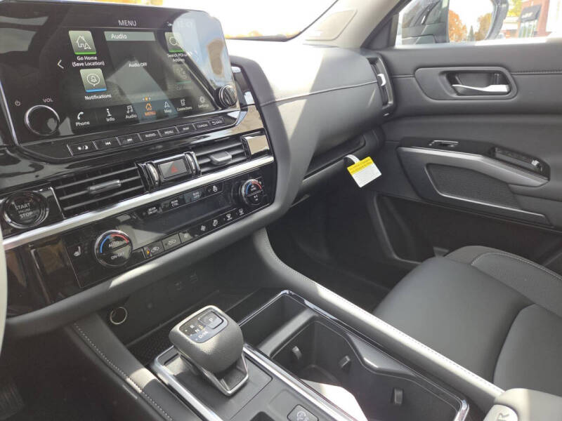 2025 Nissan Pathfinder SL