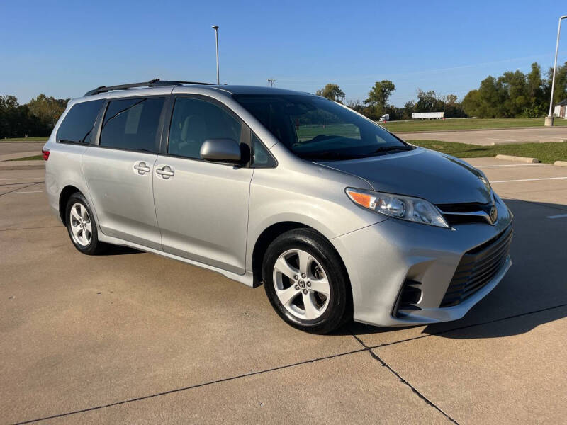 2020 Toyota Sienna LE photo 2