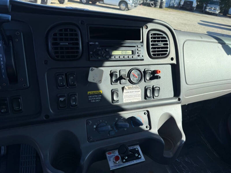 2010 Freightliner M2 106