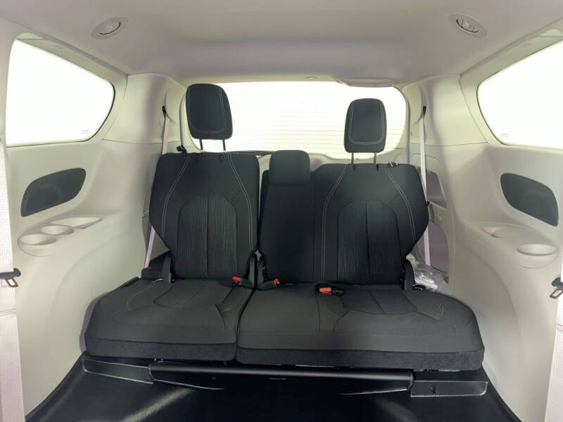 2024 Chrysler Voyager LX