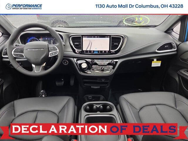 2027 Chrysler Pacifica Select