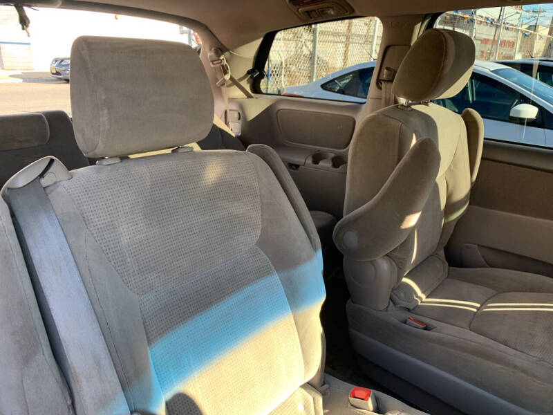 2005 Toyota Sienna LE 8 Passenger