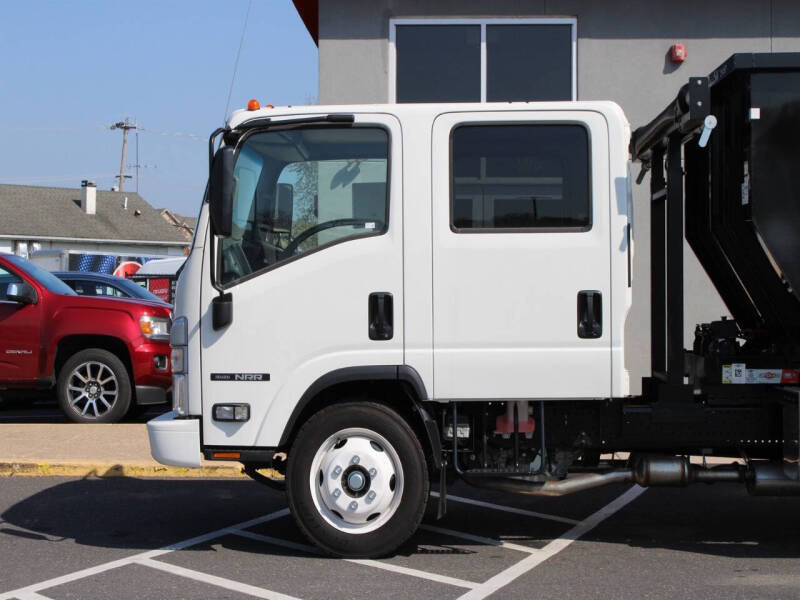2025 Isuzu NRR