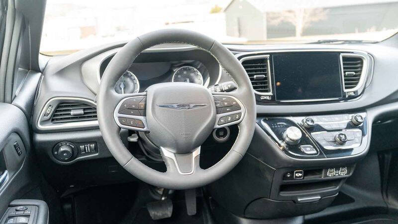 2025 Chrysler Pacifica Select