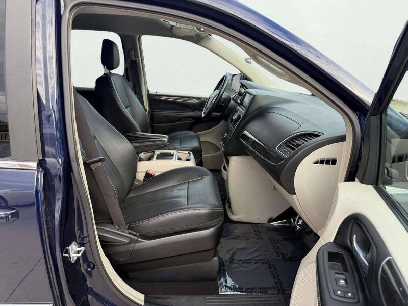 2016 Chrysler Town and Country Touring