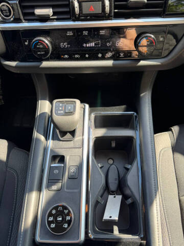2022 Nissan Pathfinder SV