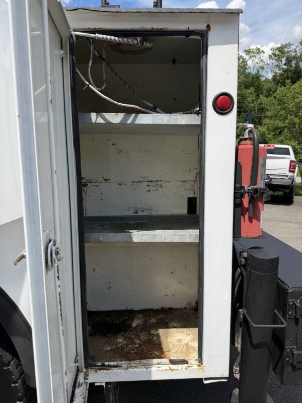 2001 Peterbilt 330
