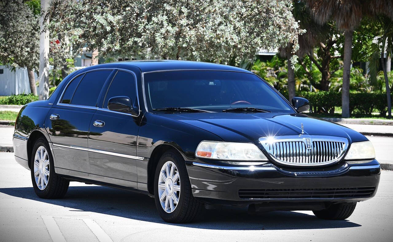 2011 Lincoln Town Car 1