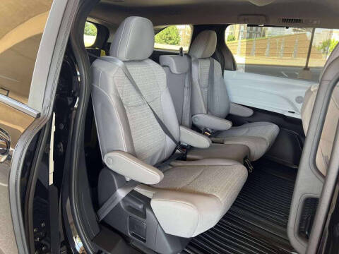 2025 Toyota Sienna LE 8-Passenger