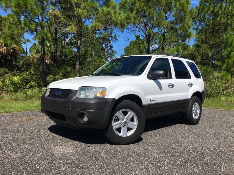 2006 Ford Escape Hybrid for sale at VICTORY LANE AUTO SALES in Port Richey FL