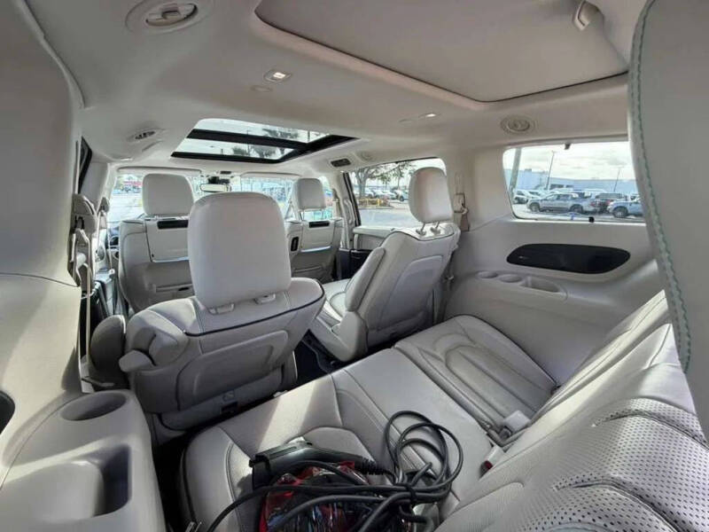 2017 Chrysler Pacifica Hybrid Platinum