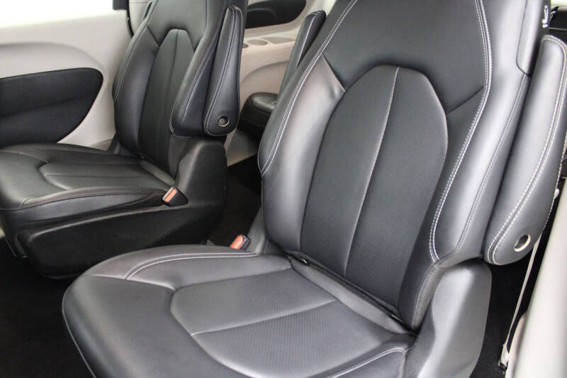 2024 Chrysler Pacifica Plug-In Hybrid Select