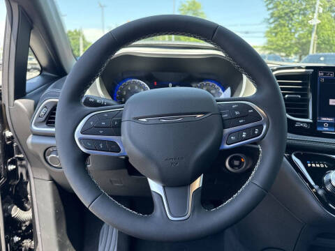 2027 Chrysler Pacifica Select