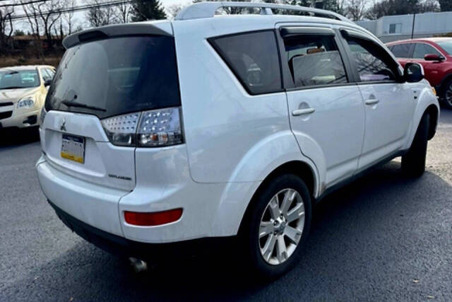 2008 Mitsubishi Outlander for sale at QUEENSGATE AUTO SALES in York, PA