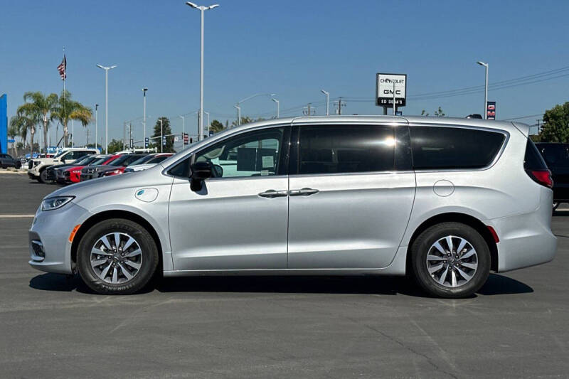 2024 Chrysler Pacifica Plug-In Hybrid Select