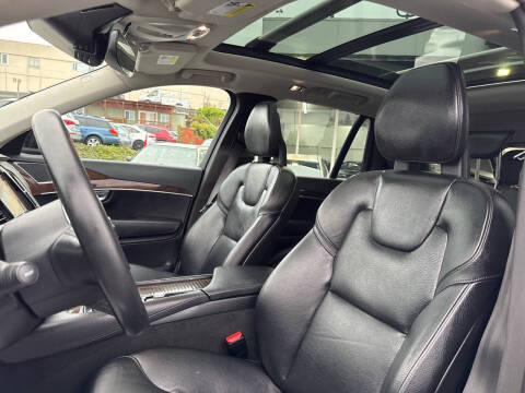 2016 Volvo XC90 T6 Momentum