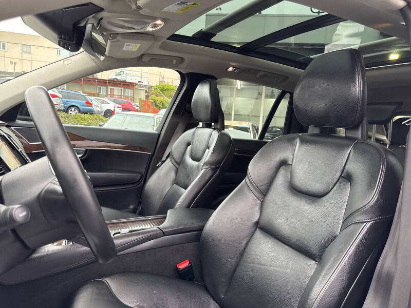 2016 Volvo XC90 T6 Momentum