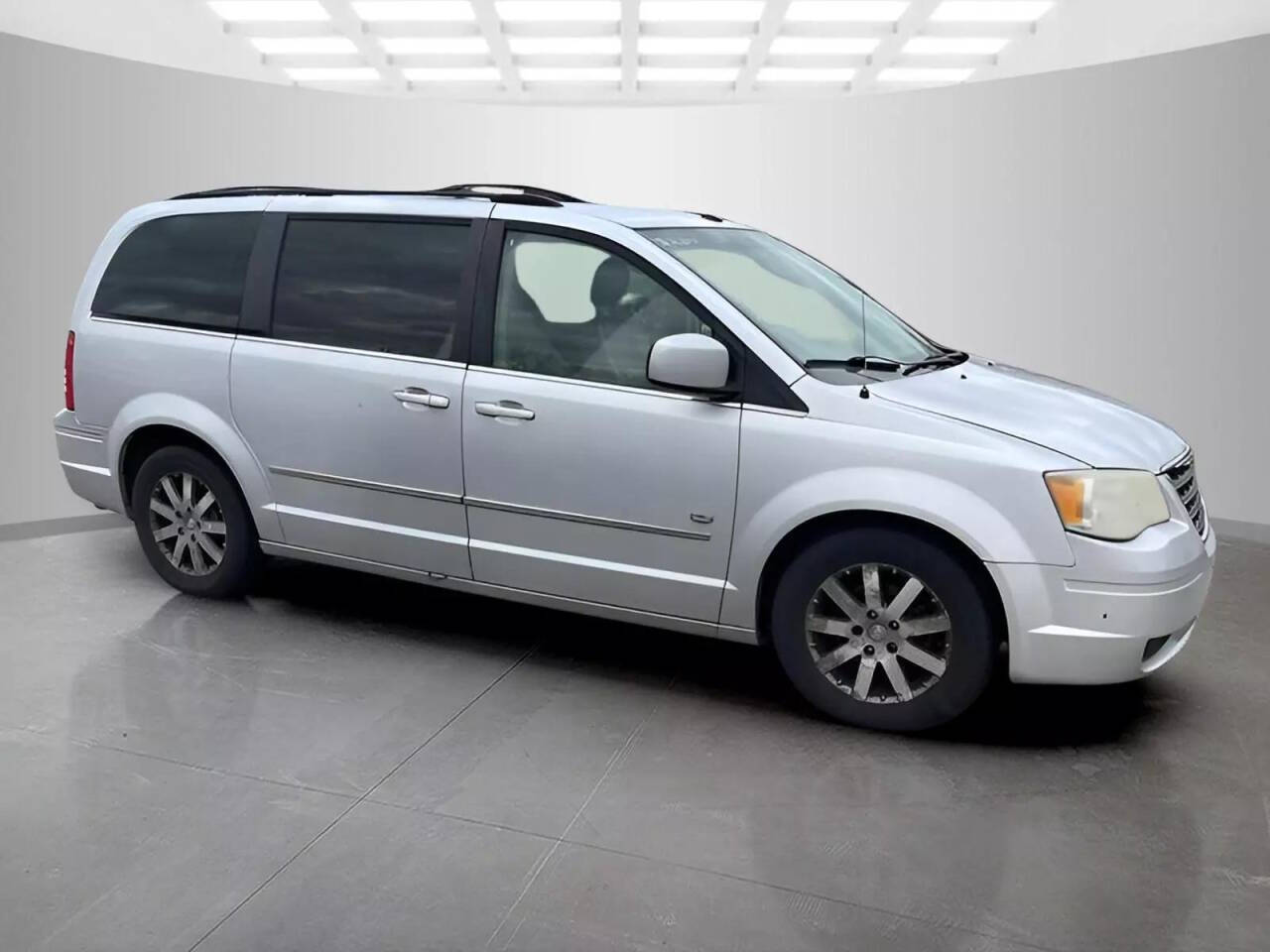 2009 Chrysler Town and Country for sale at Used Cars Toledo in Oregon, OH