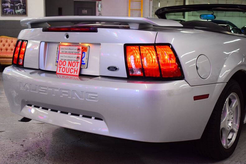 2004 Ford Mustang Deluxe
