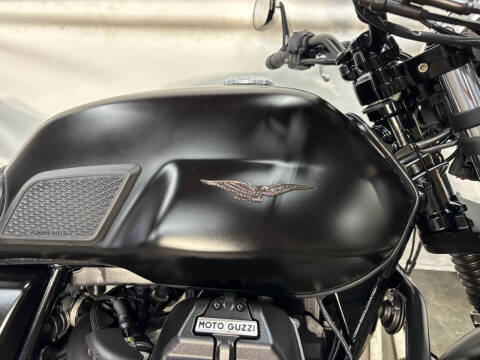 2022 Moto Guzzi V7 Stone