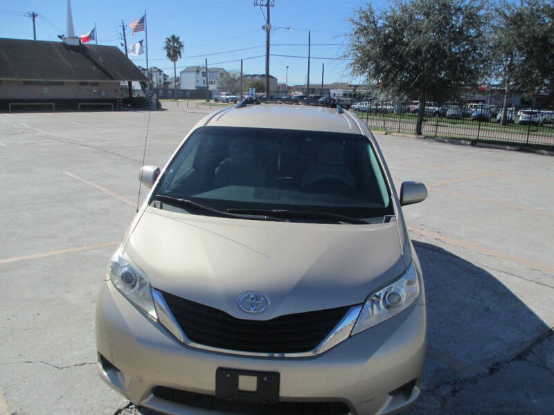 2011 Toyota Sienna LE 7-Passenger Auto Access Seat