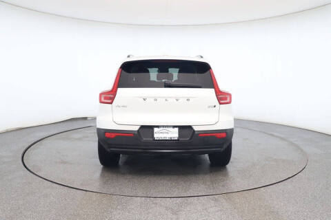 2024 Volvo XC40 B5 Plus Dark Theme