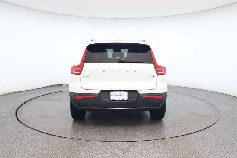 2024 Volvo XC40 B5 Plus Dark Theme