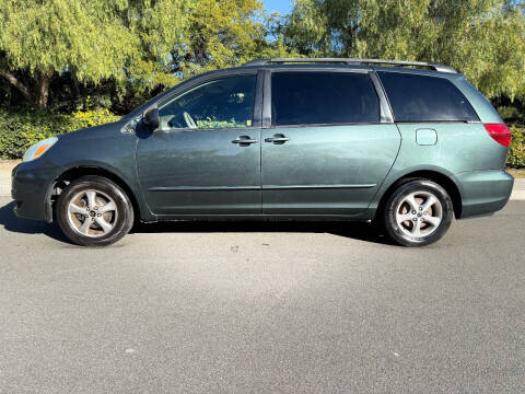 2004 Toyota Sienna LE 8 Passenger