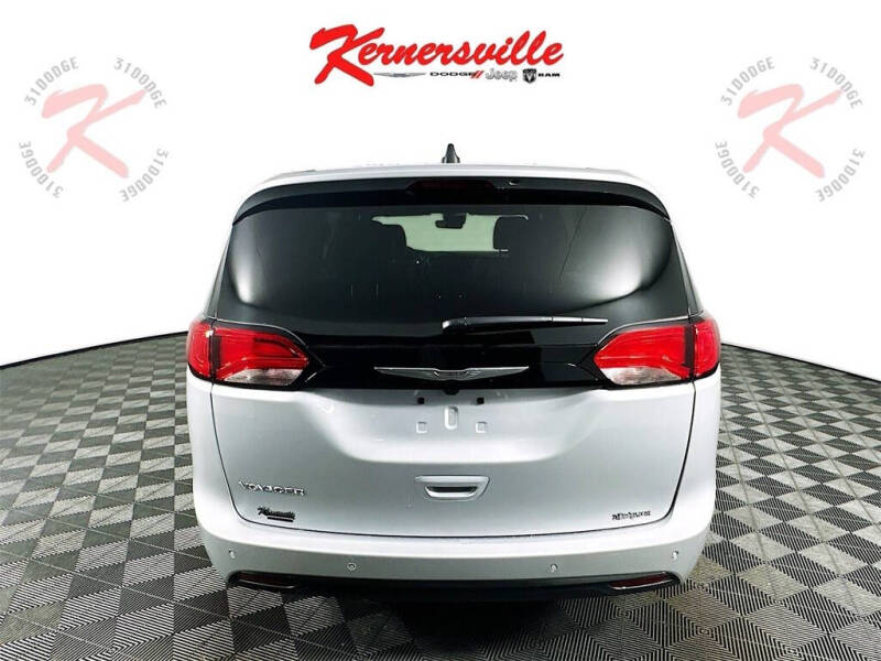 2026 Chrysler Voyager LX