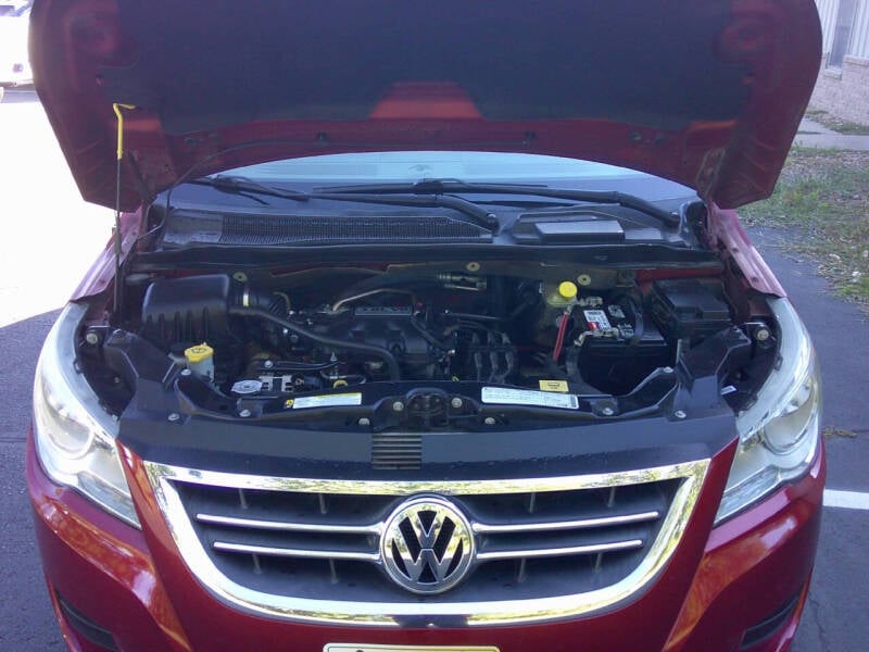 2010 Volkswagen Routan SE photo 23