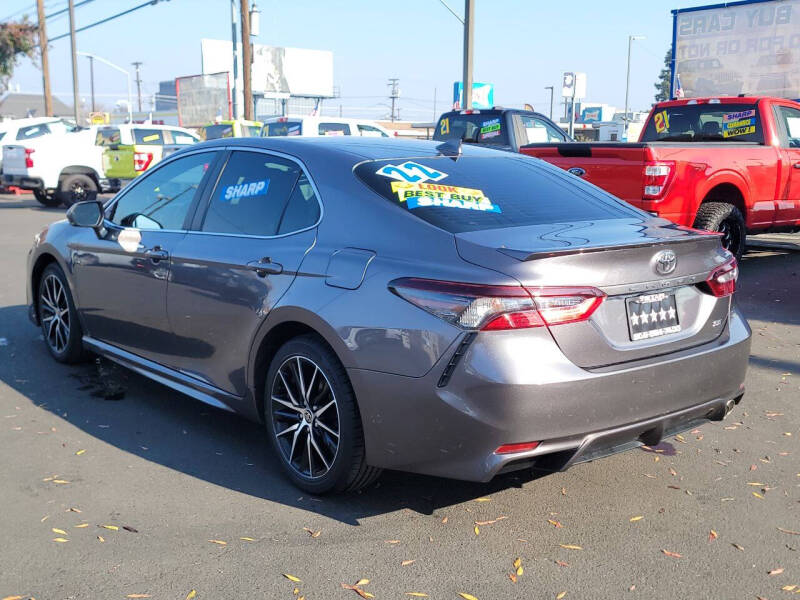 2022 Toyota Camry SE photo 4