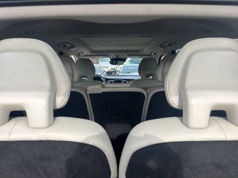 2016 Volvo XC90 T6 Momentum