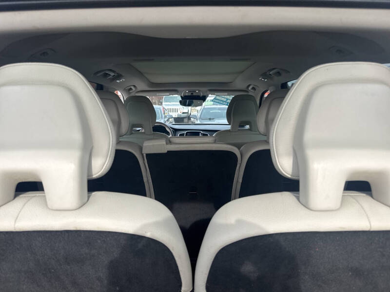 2016 Volvo XC90 T6 Momentum