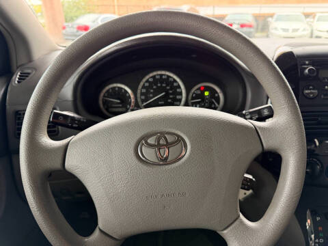2005 Toyota Sienna LE 8 Passenger