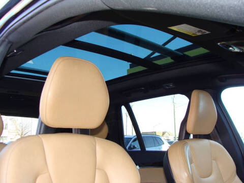 2016 Volvo XC90 T6 Momentum