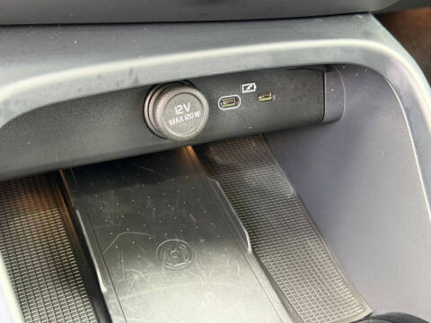 2023 Volvo XC40 B5 Plus Bright Theme