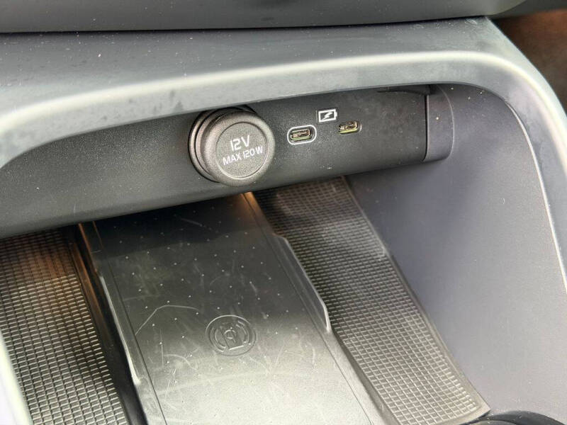 2023 Volvo XC40 B5 Plus Bright Theme