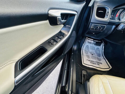 2015 Volvo V60 Cross Country T5