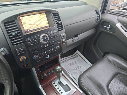 2011 Nissan Pathfinder LE